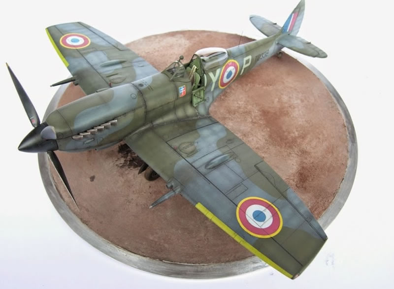 Maquette Tamiya Spitfire MK.XVI-E 1:32 - Modèle à Monter Avec Présentoir